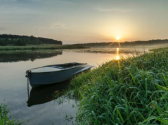 В Астраханской области на реке Ашулук опрокинулась лодка, погибла женщина
