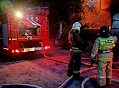 В Астрахани пожар перекинулся с машины на жилой дом