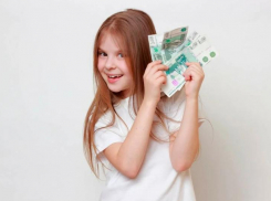 42% астраханских родителей не контролируют расход карманных денег старшими детьми