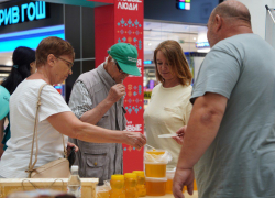 «В России — вкуснее!»: Новые люди провели федеральную акцию в поддержку астраханских предпринимателей