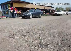 Под Астраханью водители большегрузов разрушают отремонтированную дорогу