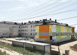 Астраханский губернатор проверил ход строительства школы в Камызякском районе