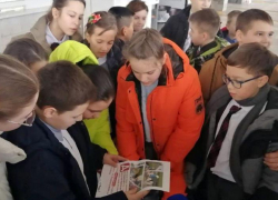 На астраханском вокзале устроили квест-игру для школьников