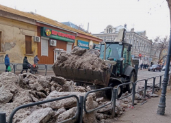 Коммунальщики Астрахани бросили все силы на борьбу с наледью на дорогах