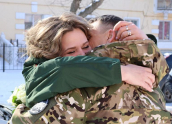 Раненый боец СВО из Саратова обручился с возлюбленной в астраханском ЗАГСе