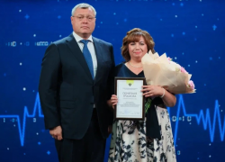 Астраханский губернатор вручил медработникам федеральные и региональные награды