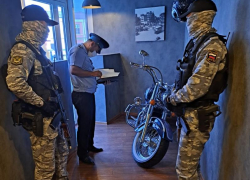 Астраханец прятал свой мотоцикл от судебных приставов в кальян-баре