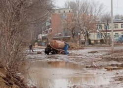 В Астрахани спецтехника приехала ликвидировать потоп и утонула в луже