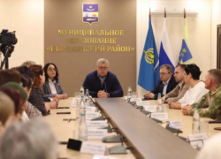 Игорь Бабушкин наградил астраханских волонтеров за поднятие боевого духа солдат