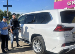 У астраханского чиновника отобрали лексус за долги