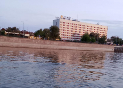 В Астрахани из реки достали уставшего пловца и передали полиции