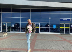 Анастасия Волочкова прилетела в Астрахань в шубе