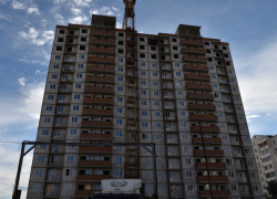 В Астрахани продолжается строительство дома для переселенцев
