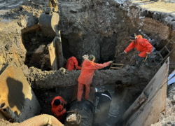 В Астрахани продолжают починку водопровода без отключения воды