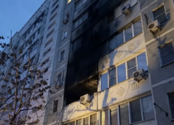 Ночью в Астрахани загорелась квартира в жилом доме: есть пострадавшая