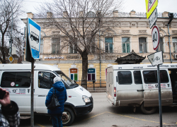 В Астрахани водитель маршрутки чуть не избил пассажира с ребенком