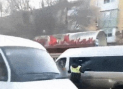 В Астрахани инспектор разбил стекло в маршрутке при попытке задержать водителя