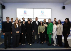 Астраханский губернатор провел встречу с активной молодежью региона