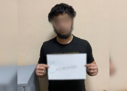 Ульяновец использовал «женские чары» и оставил двух астраханцев без денег