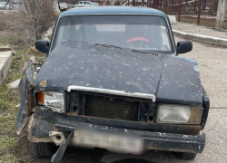 В Астрахани подростки угнали «Жигули» и разбили их о дерево