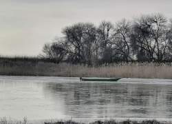 Под Астраханью ловецкое судно застряло во льдах, рыбак утонул