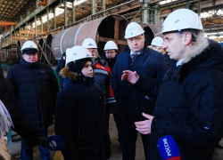 Астраханский губернатор исполнил мечту 12-летнего мальчика побывать на заводе