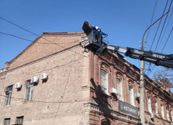 В Астрахани спасатели уберегли головы горожан от обломков кровли