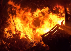 В Ленинском районе Астрахани тушили пожар в 400 «квадратов»