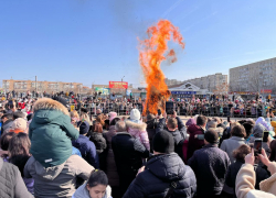 В Астрахани в парке «Аркадия» сожгли чучело Масленицы