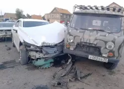 Астраханец в аварии на парковке вылетел из машины и оказался зажат собственным авто 