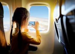 Астраханцам объяснили, как их дети могут выезжать за рубеж без родителей