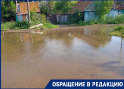 Городское половодье: 2 месяца коммунальщики не могут найти и устранить протечку в центре Астрахани