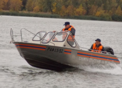 В Астрахани спасли мужчину на понтоне 
