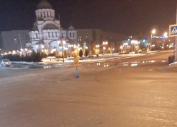 В Астрахани мужчина разгуливал по проезжей части