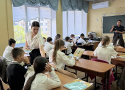 Юным жителям Астраханской области напомнили о правилах безопасности на железной дороге