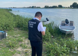 В Астрахани на Волге затонула лодка, ее рулевой пропал
