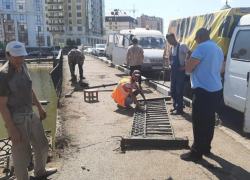 На мосту в Астрахани оперативно чинят проломленное ограждение