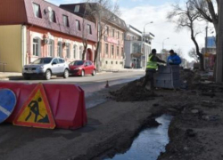 Астраханцы жалуются на помятые дорожные знаки и указатели среди листвы