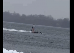 В Астраханской области моряки спасли дрейфующего на льдине мужчину