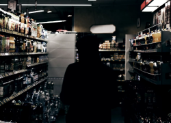 В Астраханской области рецидивист по вечерам грабил продуктовые магазины