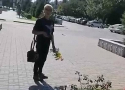 Детям – мороженное, бабе – цветы: ещё одна астраханка разорила клумбу