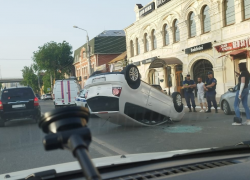 В центре Астрахани на оживленной улице перевернулась иномарка