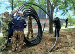 В Астрахани на набережной Приволжского Затона устанавливают поливочный водопровод