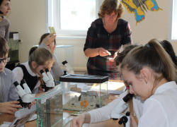 Астраханские школьники начали изучать экологию через микроскопы 