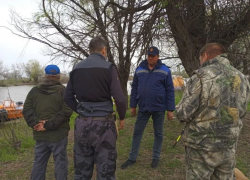 В Астраханской области продолжают искать утонувшего рыбака из Москвы