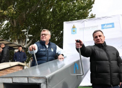 Игорь Бабушкин выпустил в реку около 27 тысяч особей молоди сазана