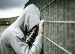 В Астрахани подросток под угрозой расправы отобрал у ровесника телефон