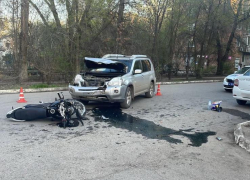 В Астрахани случилось тройное ДТП с мотоциклом во дворе дома