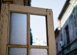 Два месяца астраханцы разворовывали квартиры детей-сирот