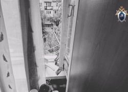 В Астрахани женщина выпала из окна квартиры и разбилась